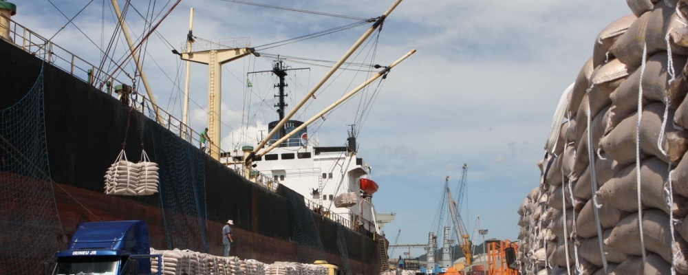 Número de navios para embarcar açúcar é menor desde 2010 no país, diz analista