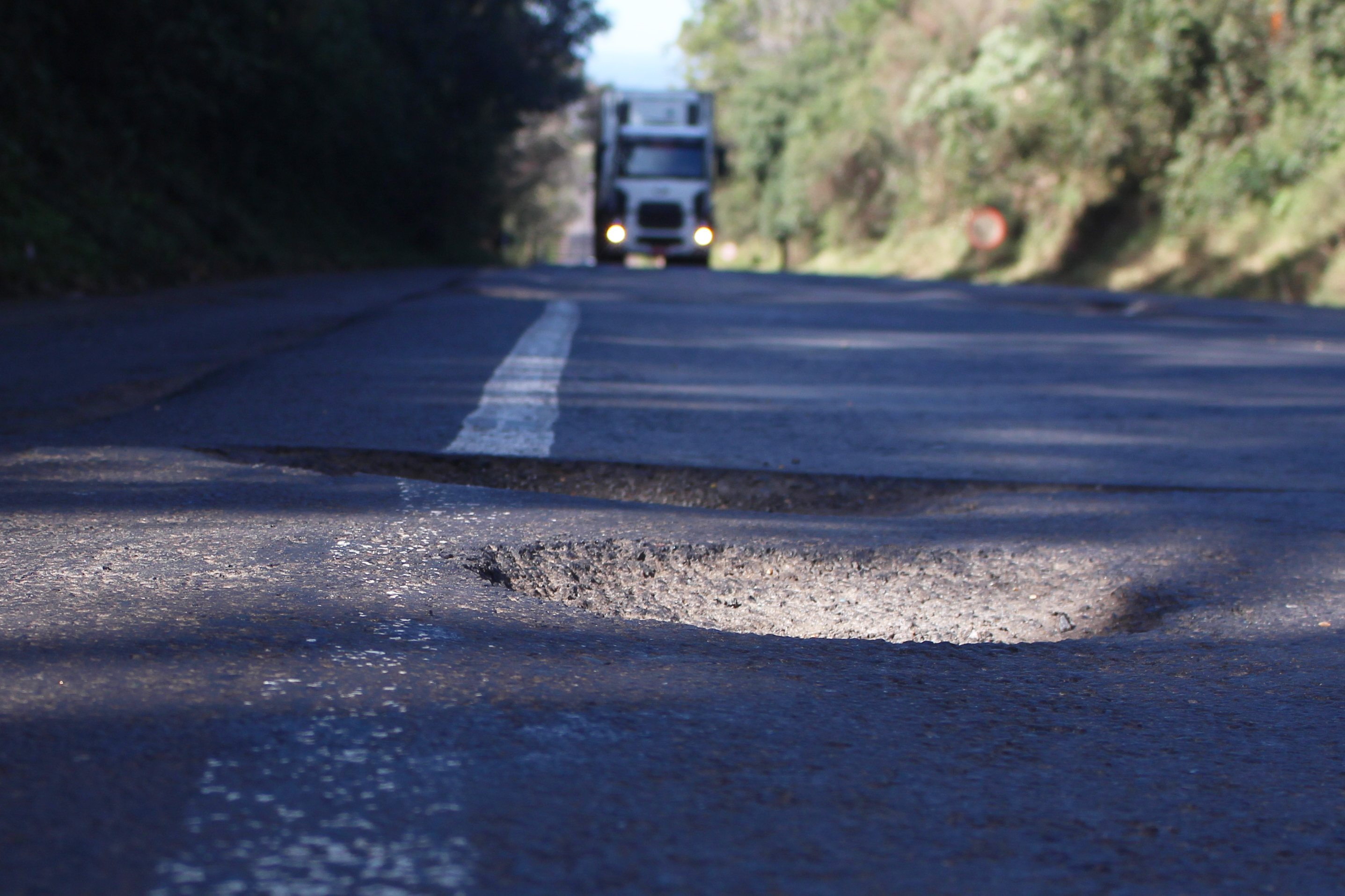 Sem dinheiro, governo se limita a tapar buracos